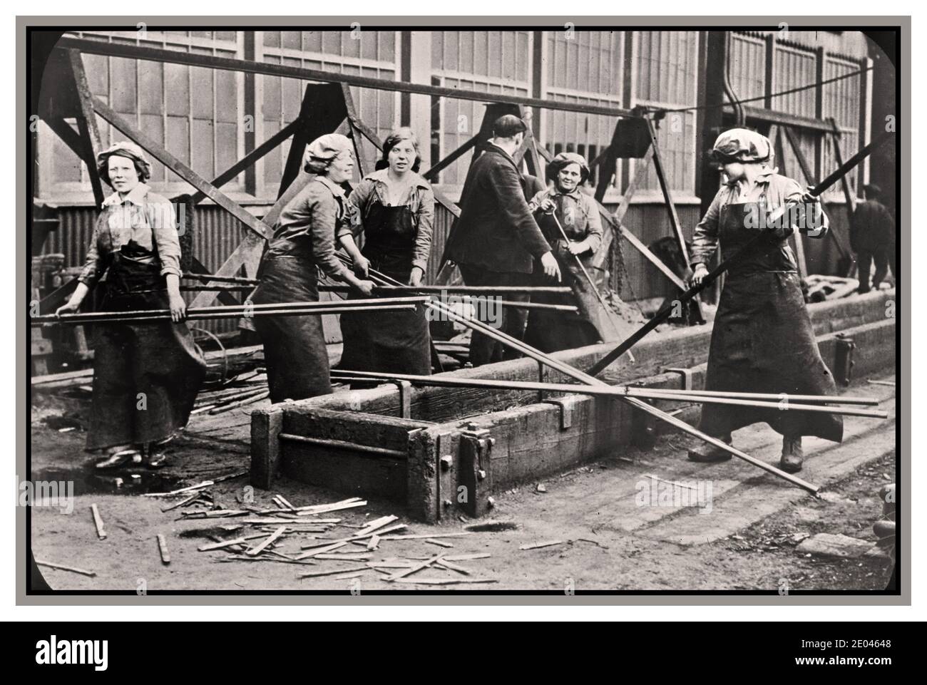 WW1 Navy Ships War Production Women War Workers donne inglesi nei cantieri navali britannici, donne al lavoro che costruiscono navi della marina durante la guerra mondiale in Inghilterra. [Between ca. 1915 and ca. 1920] Guerra Mondiale, 1914-1918 fotografia pubblicata su The Illustrated London News, 10 giugno 1916, con didascalia: "Lodato per la loro industria e obbedienza: Le donne in un cantiere navale di costruzione navale". Foto Stock