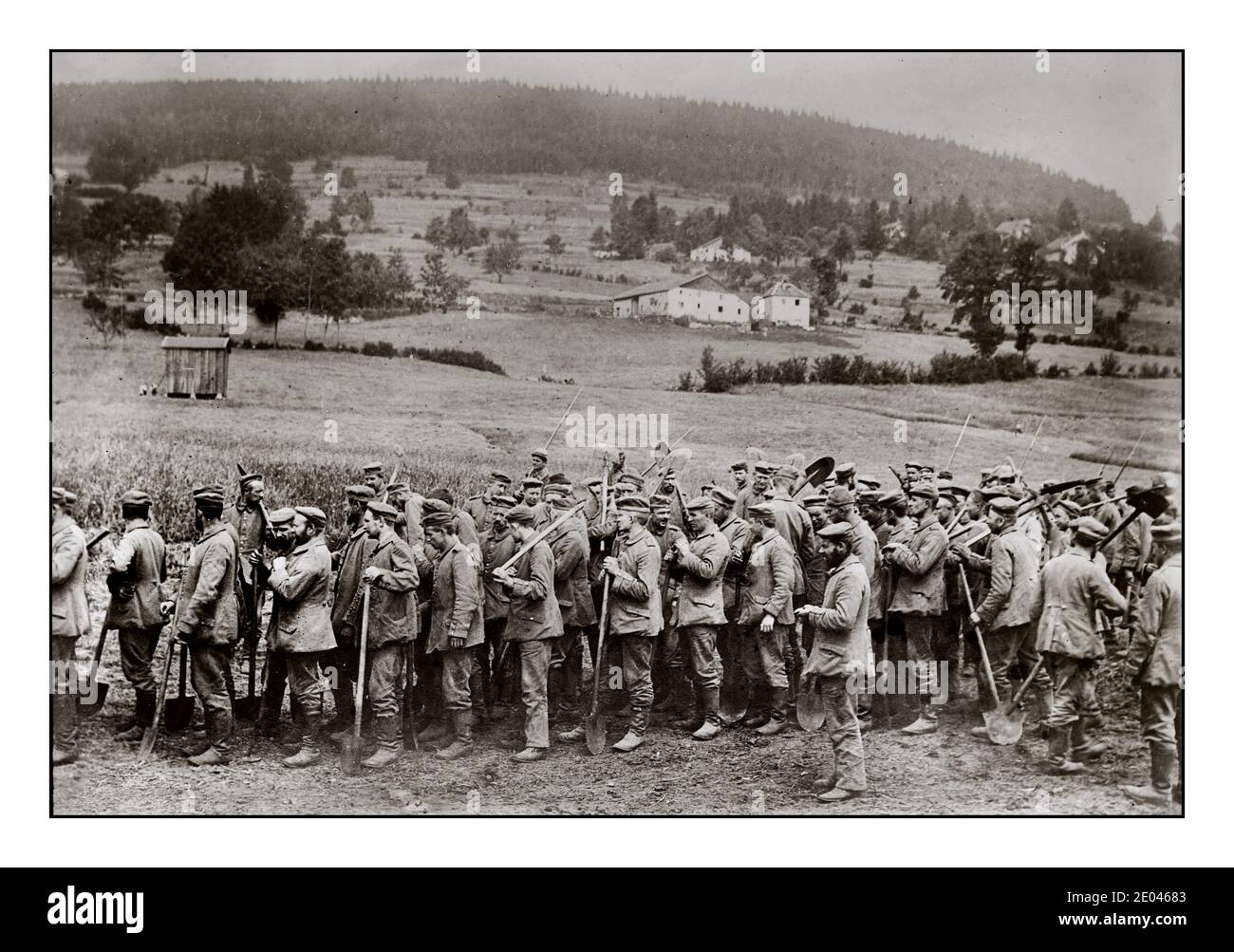 WW1 PRIGIONIERI TEDESCHI LAVORO PICCHE CAMPO FRANCIA Propaganda francese Foto dei prigionieri tedeschi in Francia ritorno dal lavoro Fotografia mostra prigionieri tedeschi con picche in un campo in Francia durante la prima guerra mondiale.[1917] Guerra Mondiale, 1914-1918 negativi di vetro. Pubblicato in: La Domenica Oregonian, 27 maggio 1917. Foto Stock