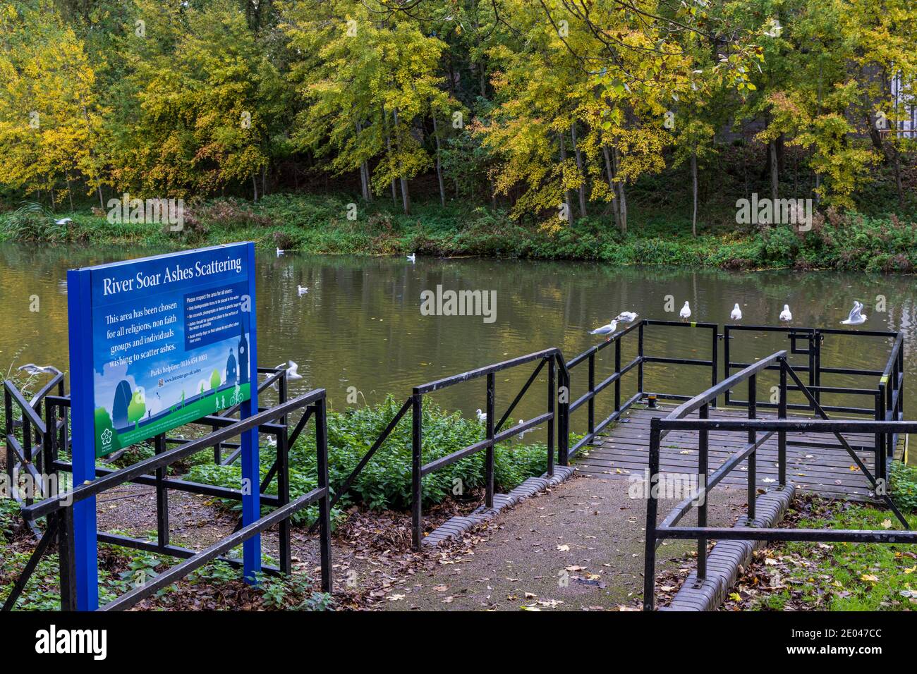 Sito di diffusione delle ceneri lungo il fiume sorvola a Leicester, Inghilterra, Regno Unito Foto Stock