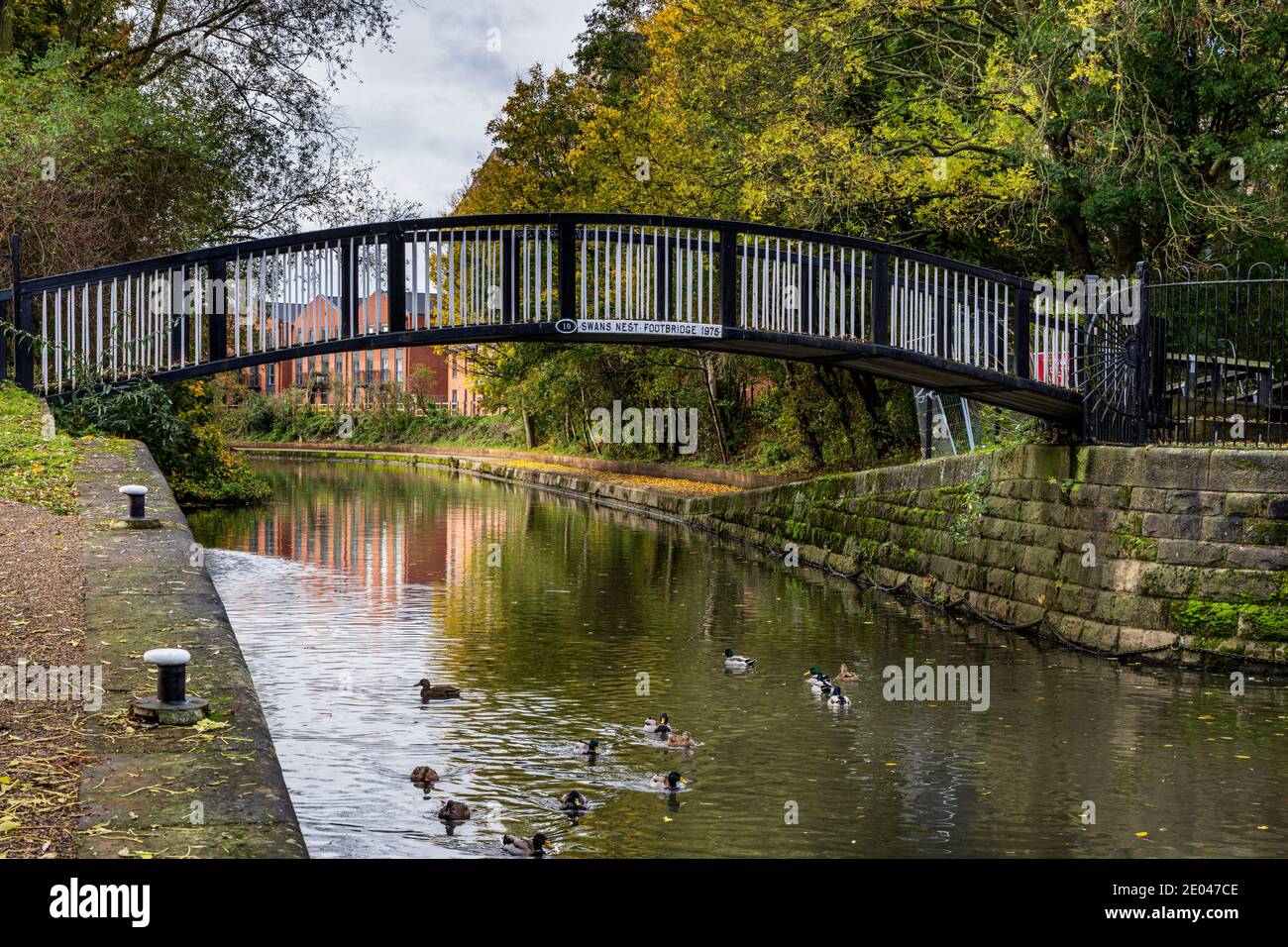 Ponte pedonale Swans Nest che attraversa il Canal Grande Union a Belgrave Lock, Leicester, Inghilterra, Regno Unito Foto Stock