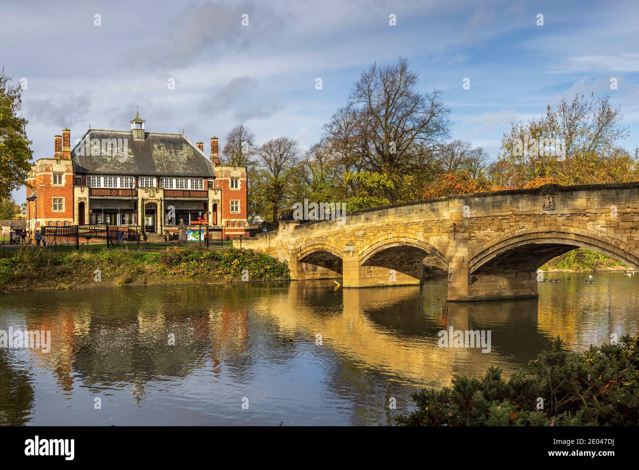 Il Pavilion Cafe dall'altra parte del fiume sorvola a Abbey Park, Leicester, Inghilterra, Regno Unito Foto Stock