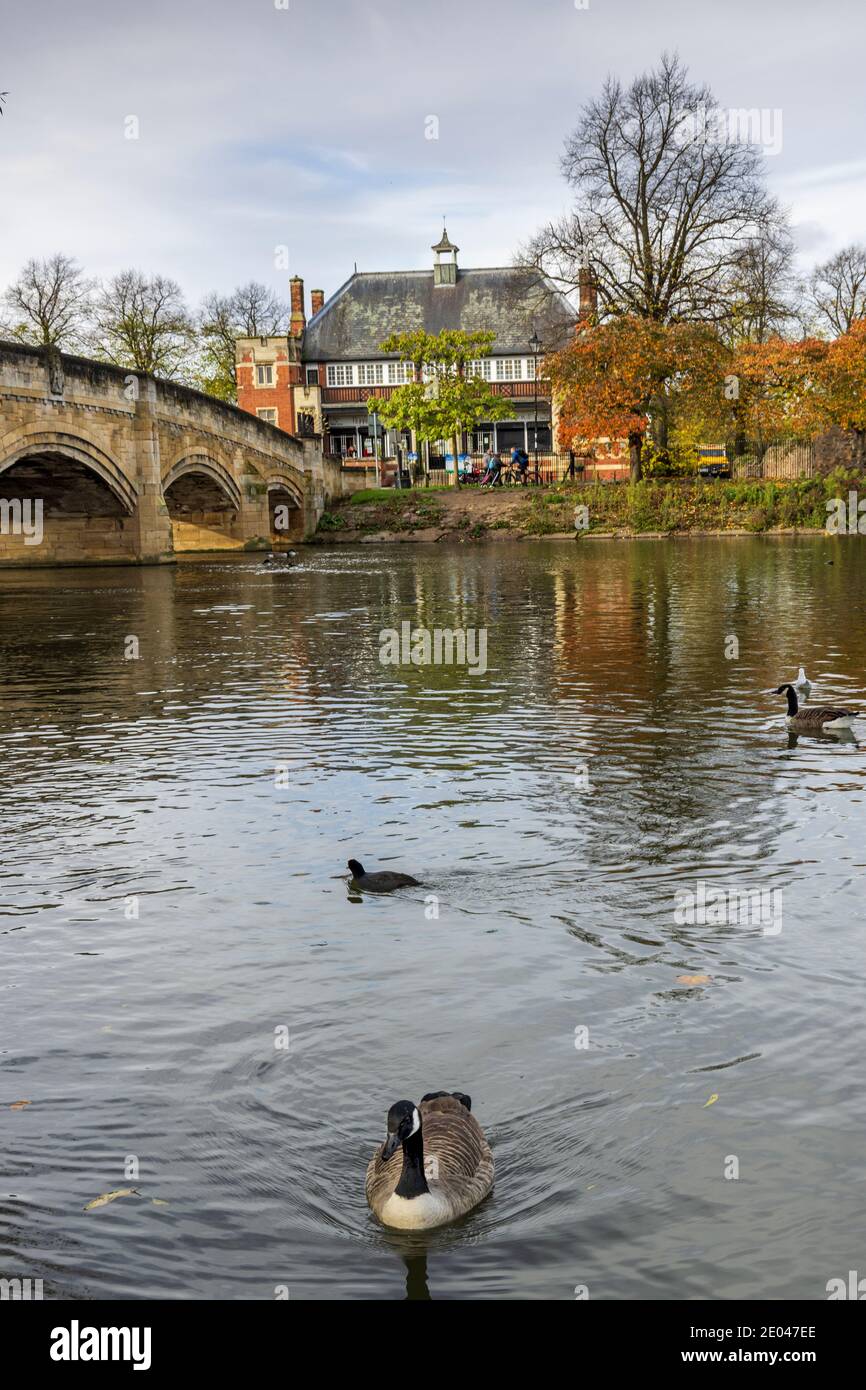 Il Bridge Pavilion Cafe dall'altra parte del fiume sorvola a Abbey Park, Leicester, Inghilterra, Regno Unito Foto Stock