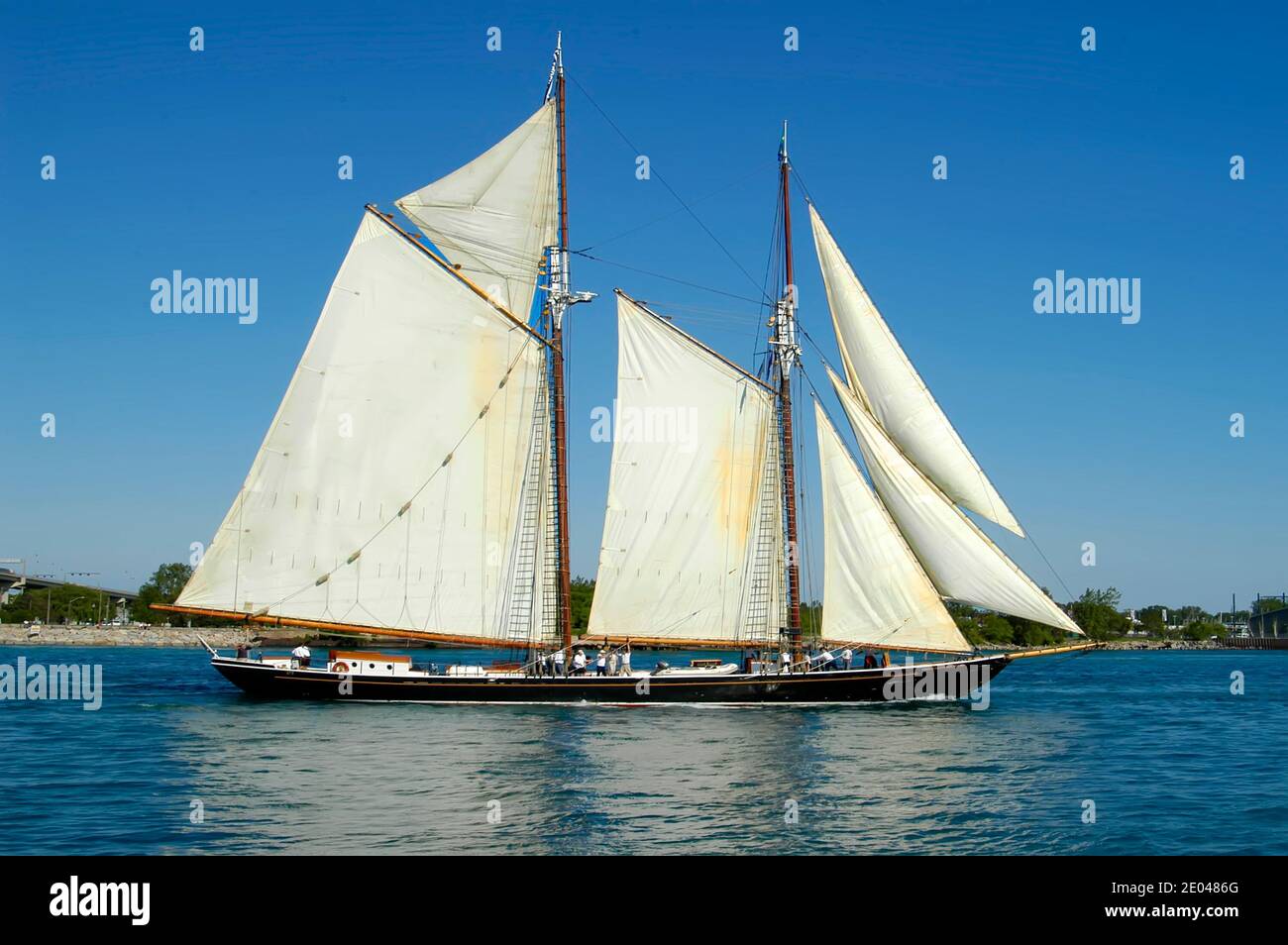 La Tall Ship Highlander naviga sotto il Blue Water International Bridge sul fiume St. Clair tra Port Huron Michigan e Sarnia Ontario Canada Foto Stock