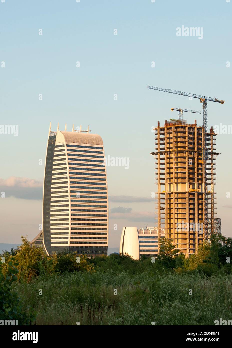 Urbanizzazione, riqualificazione e infrastrutture a Sofia, Bulgaria, come cantiere di costruzione di edifici per uffici Sky Fort, in corso a partire dal luglio 2020 Foto Stock