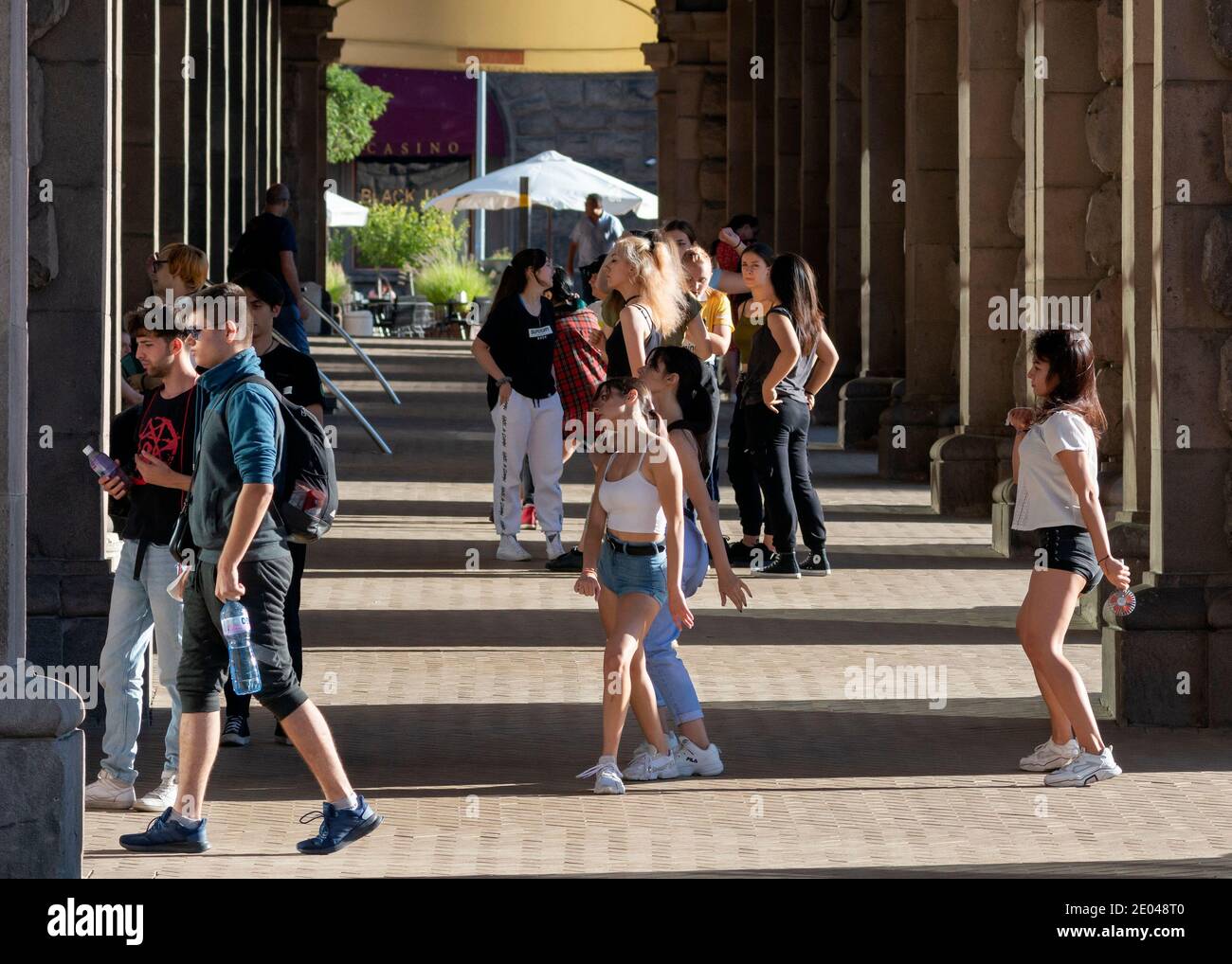 Gruppo di adolescenti e fan della cultura del K-pop che si affacciano Il Largo per la danza all'aperto nel centro di Sofia Bulgaria UE Europa dell'Est al mese di agosto 2020 Foto Stock
