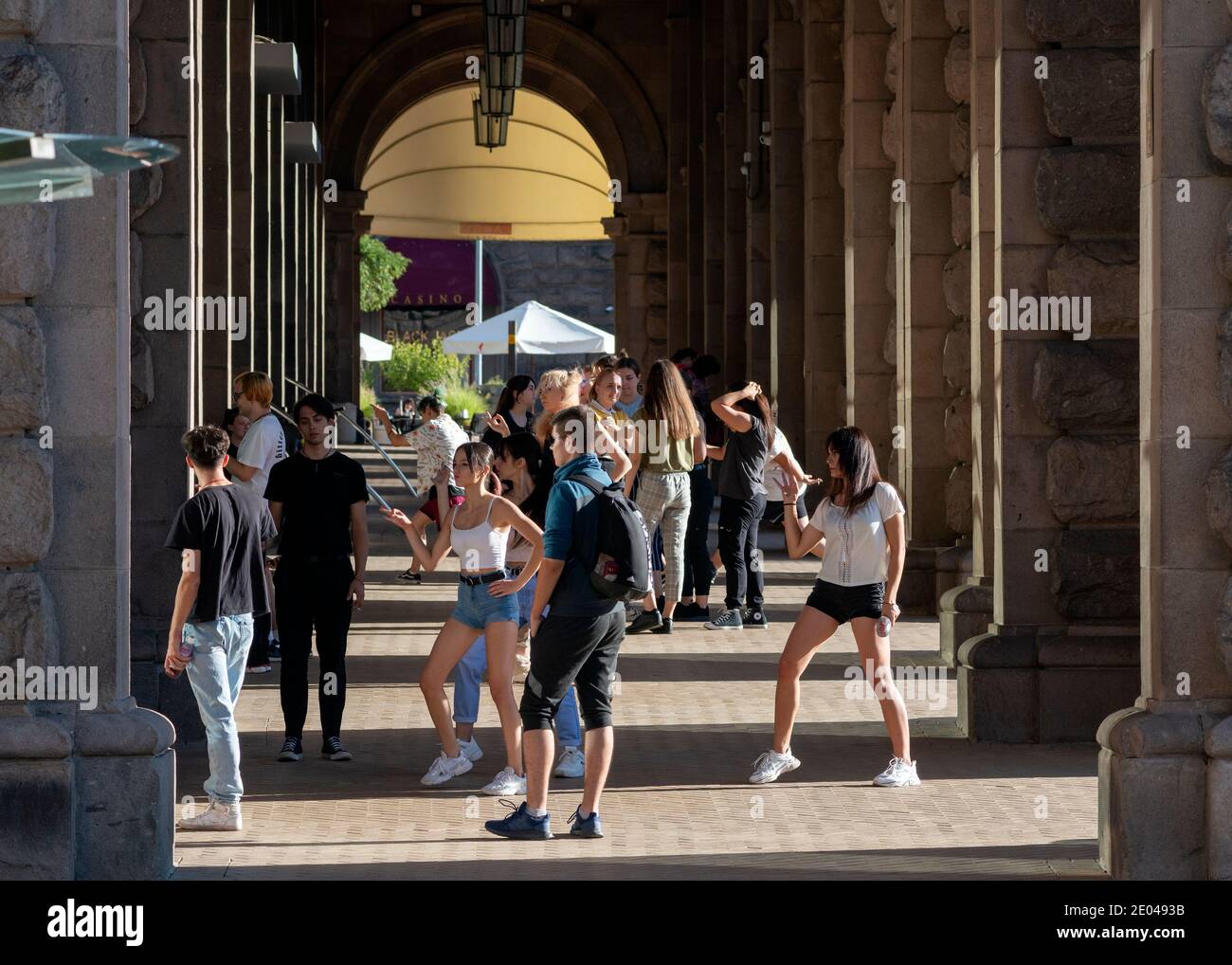 Gruppo di adolescenti e fan della cultura del K-pop che si affacciano Il Largo è un luogo popolare per ballare all'aperto Sofia centrale Bulgaria UE Europa orientale Foto Stock