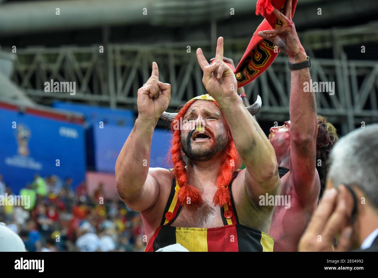 KAZAN, RUSSIA 6 luglio 2018: Un sostenitore belga, vestito da personaggio francese Obelix, celebra la loro vittoria durante la Russia 2018 World Cu Foto Stock