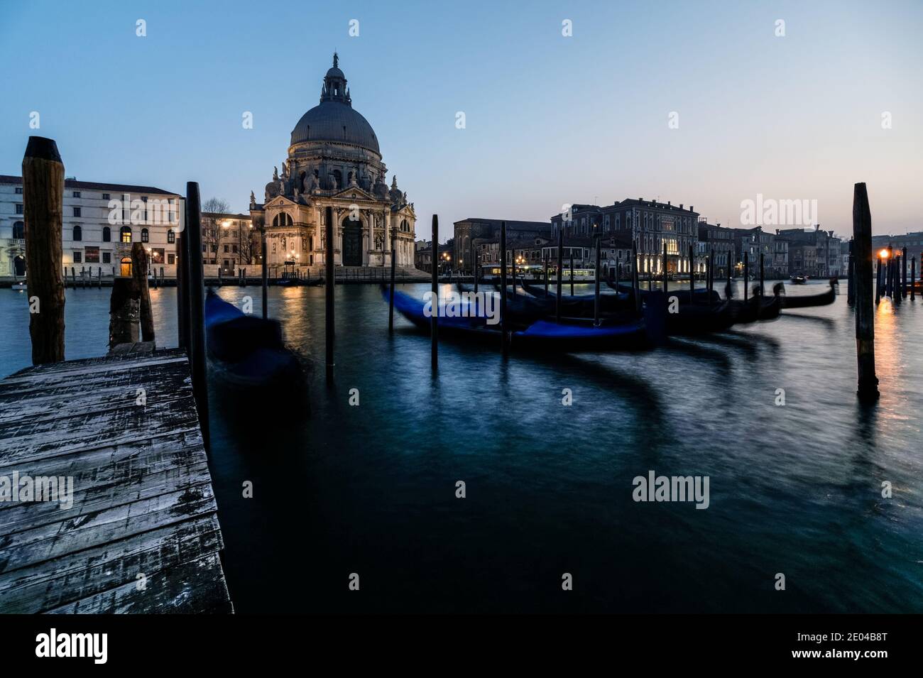 Gondola veneziana al tramonto, gondole ormeggiate a Venezia con la basilica di Santa Maria della Salute sullo sfondo, Italia Foto Stock