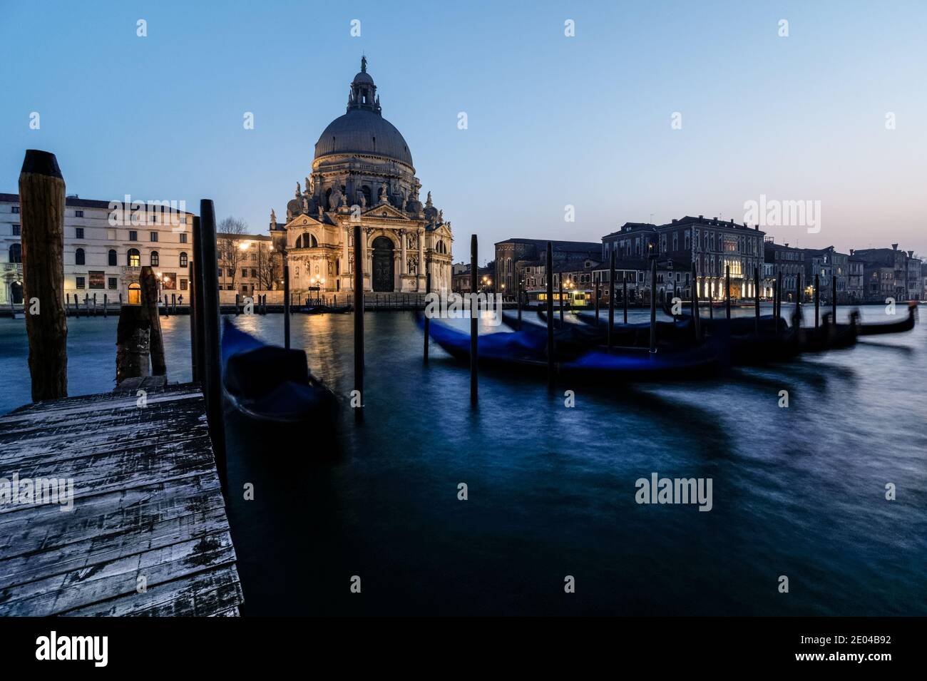 Gondola veneziana al tramonto, gondole ormeggiate a Venezia con la basilica di Santa Maria della Salute sullo sfondo, Italia Foto Stock