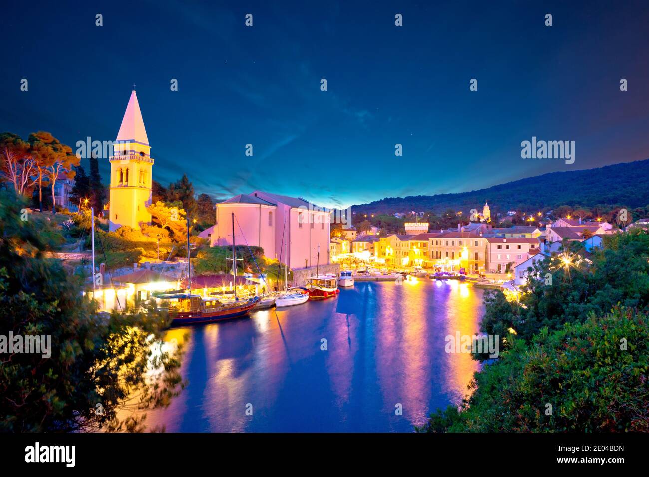 Isola di Lussino. Città di Veli Losinj baia vista serale. Arcipelago della baia di Quarnero della Croazia Foto Stock