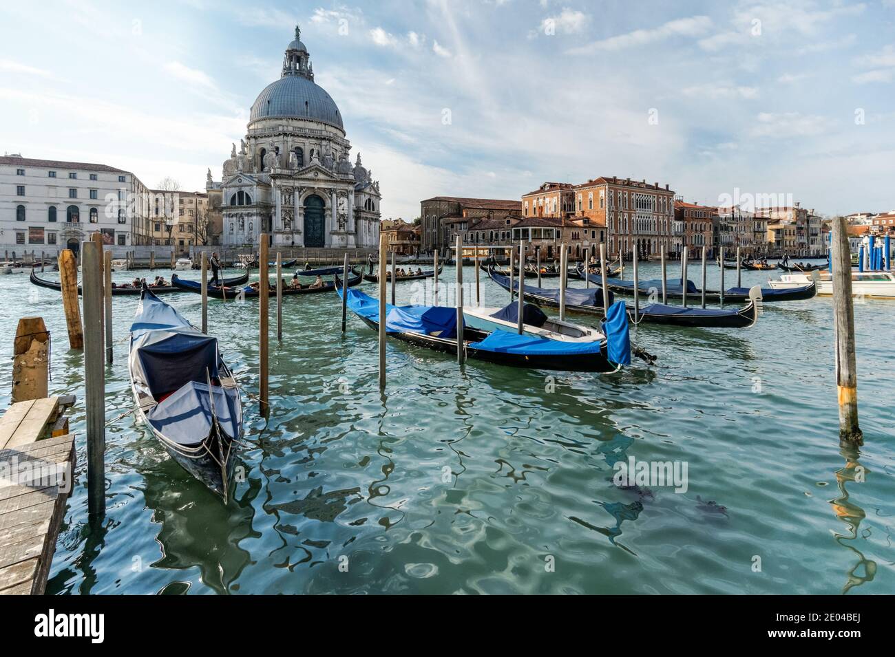 Gondola veneziana al Canal Grande, gondole ormeggiate a Venezia con la basilica di Santa Maria della Salute sullo sfondo, Italia Foto Stock