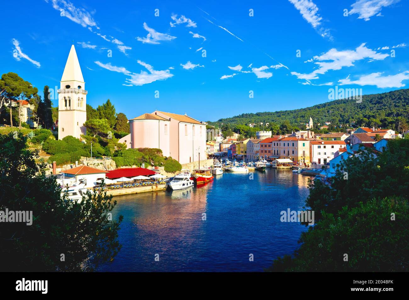 Isola di Lussino. Città di Veli Losinj vista baia. Arcipelago della baia di Quarnero della Croazia Foto Stock