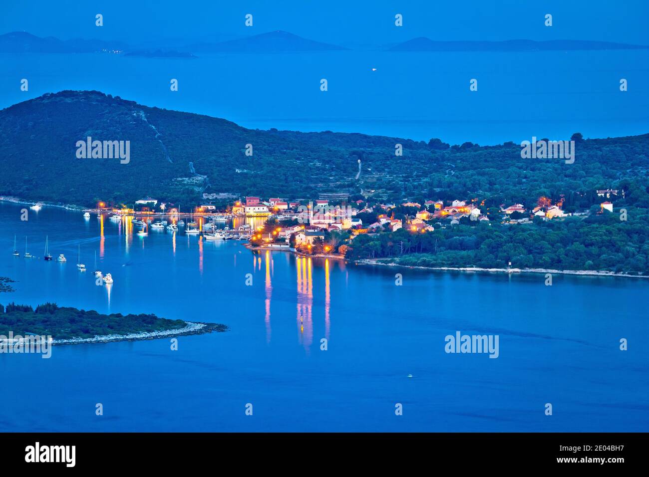 Isola di Ilovik yachting Bay vista aerea sera, arcipelago del Quarnero della Croazia Foto Stock