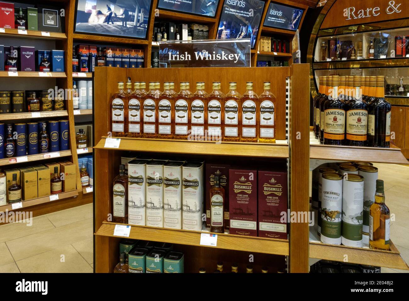 Irish Whiskey in mostra al negozio World Duty Free all'indirizzo Londra Stansted Airport Essex Inghilterra Regno Unito Regno Unito Foto Stock