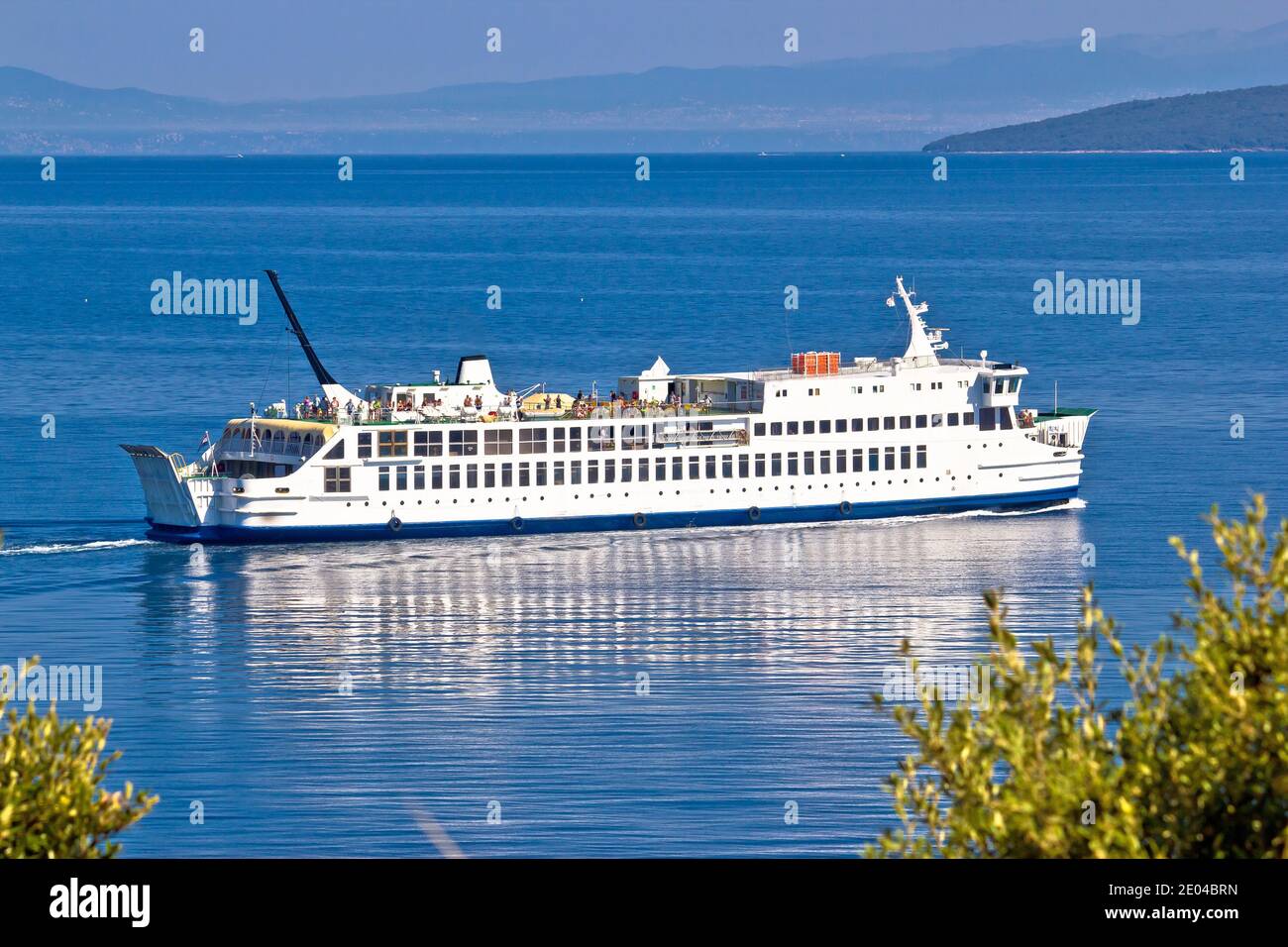 Traghetto Adriatico con vista mare blu, trasporto marittimo pubblico, Isole Cres e Krk, Croazia Foto Stock