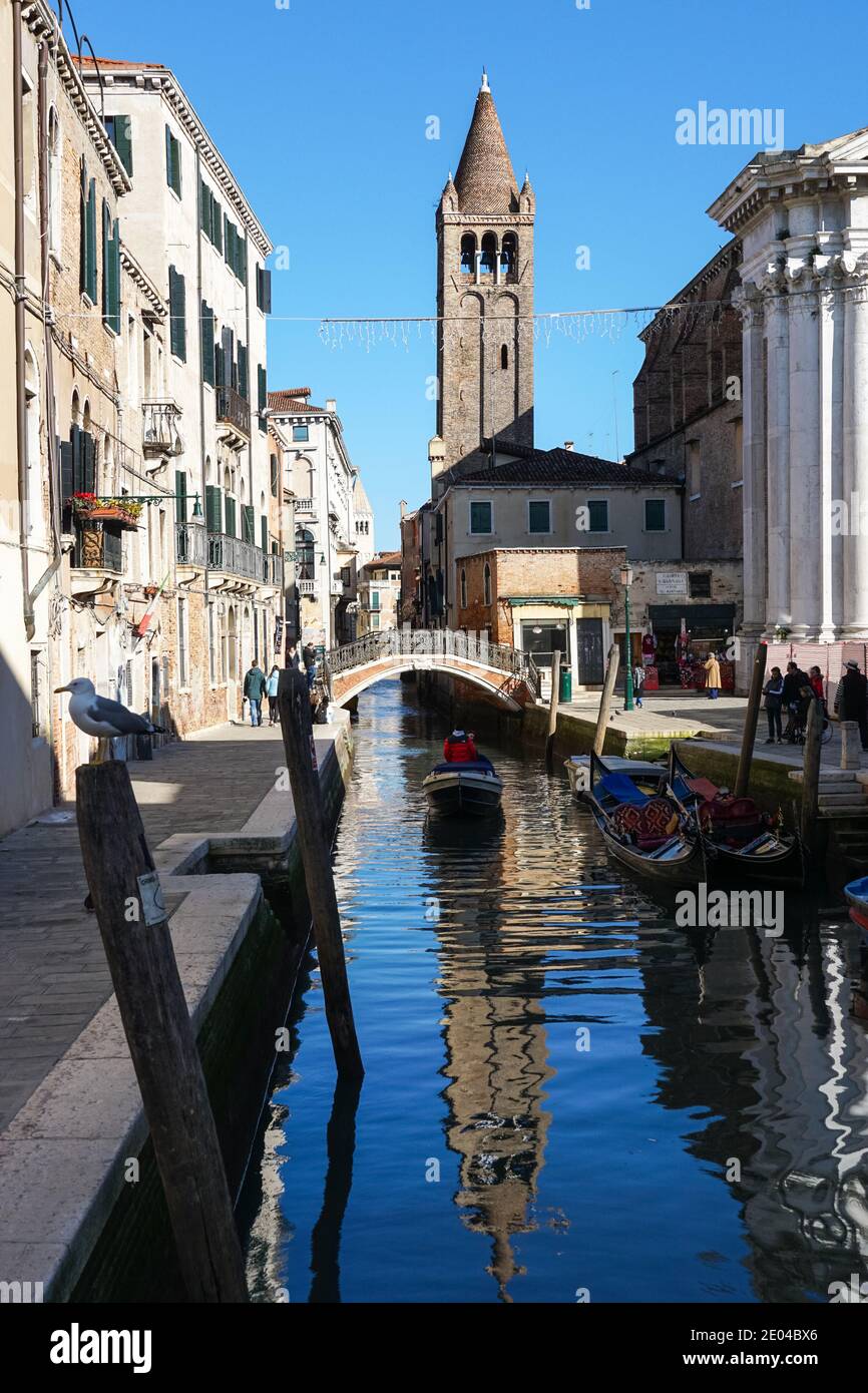 Rio de San Barnaba canale nel sestiere di Dorsoduro con campanile della Chiesa di San Barnaba sullo sfondo, Venezia, Italia Foto Stock