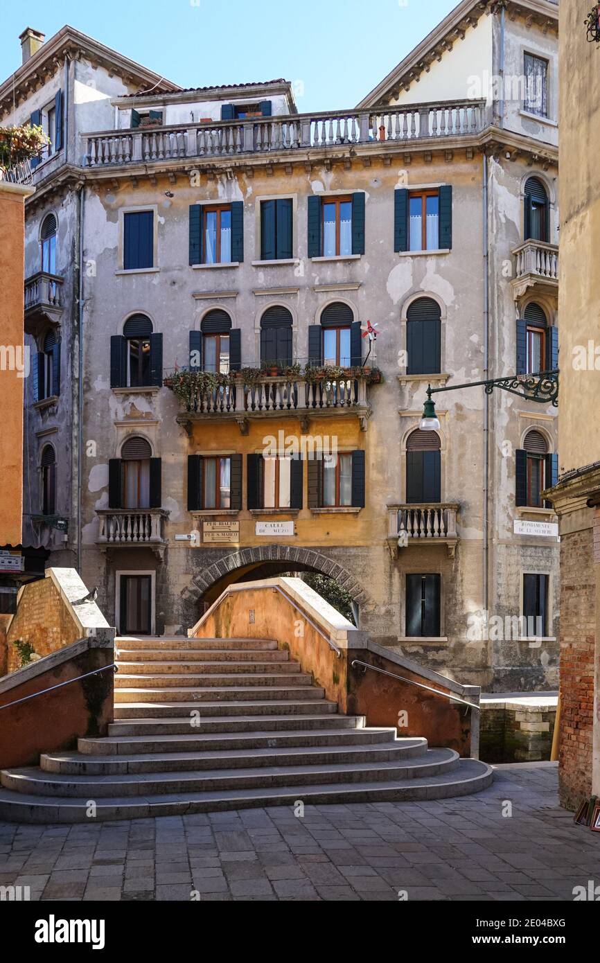 Vecchie case tradizionali veneziane intorno al Ponte Canal a Venezia Foto Stock