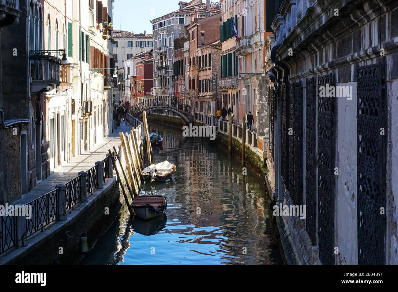 Vecchie case tradizionali veneziane sul canale rio Marin a Venezia, Italia Foto Stock