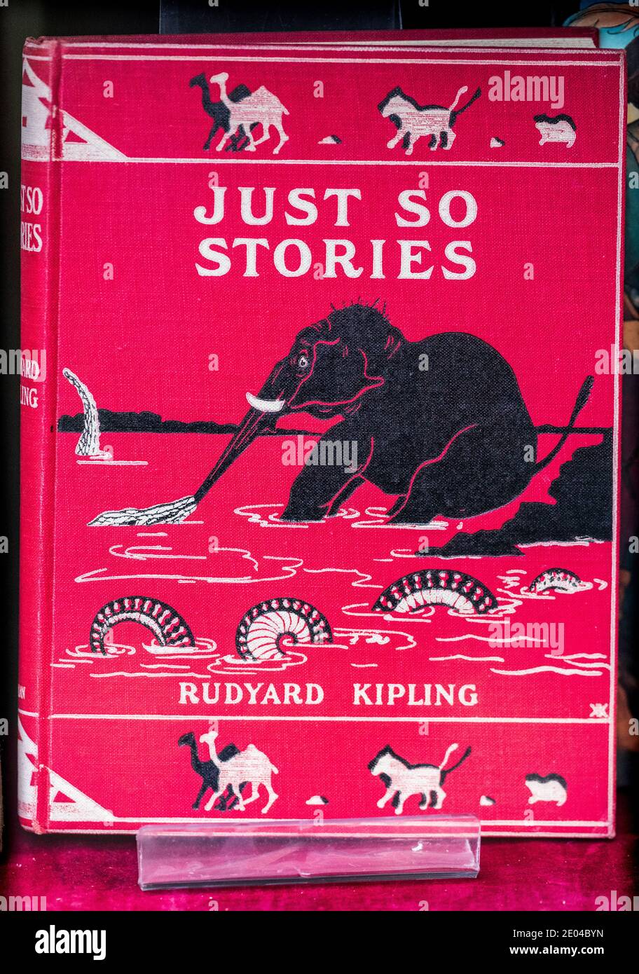 Vintage Just so Stories Libro di Rudyard Kipling. Edizione MacMillan 1902 in una vetrina vintage. Foto Stock