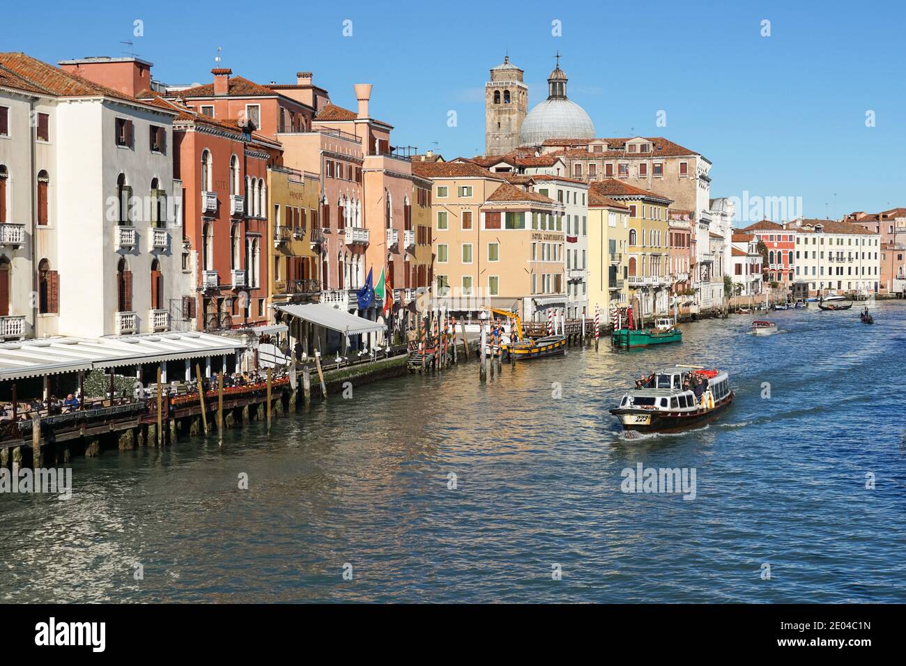 Vecchi edifici tradizionali veneziani sul Canal Grande a Venezia visti dal Ponte degli Scalzi, Italia Foto Stock