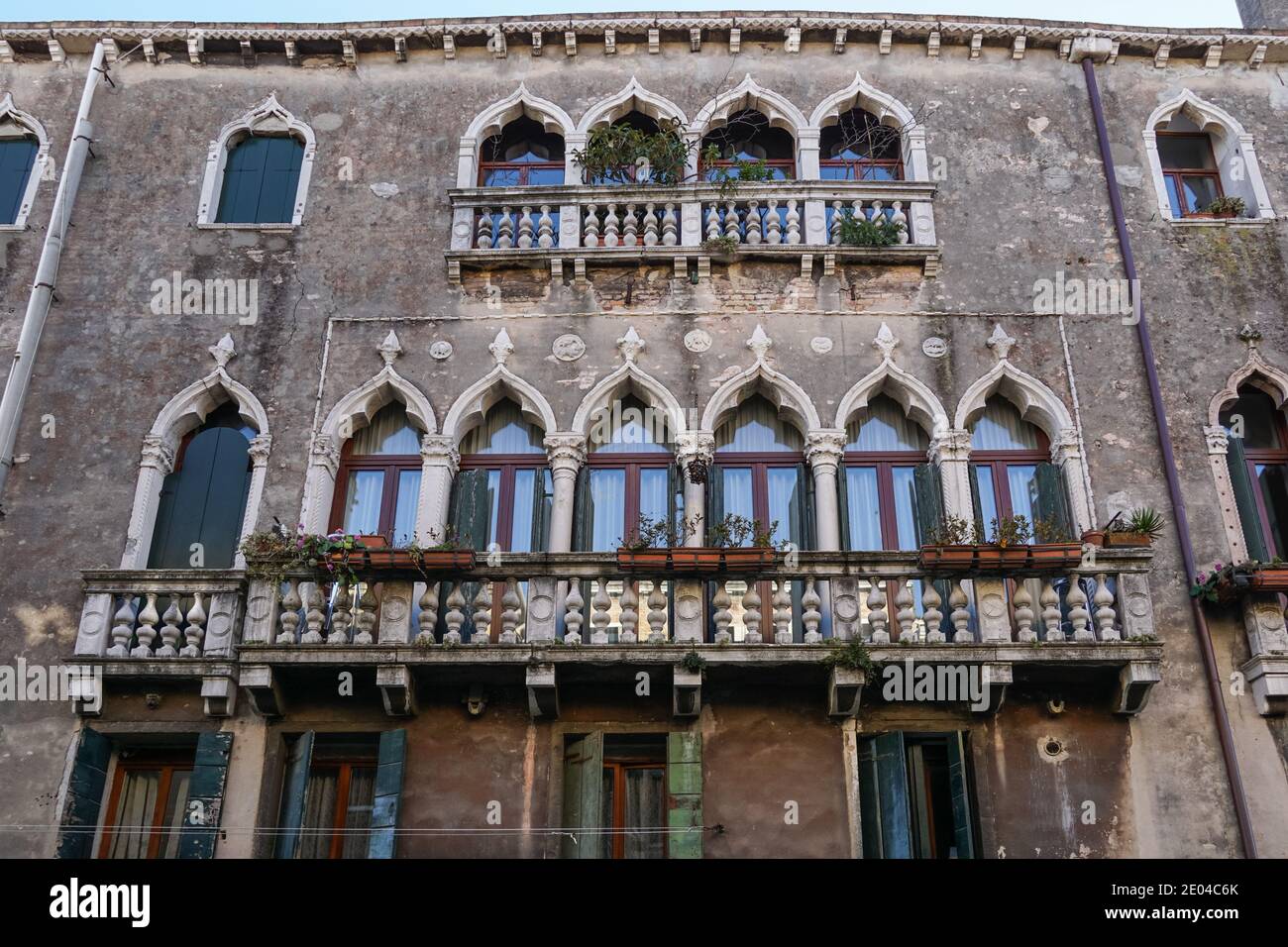 Antico edificio veneziano tradizionale sul canale del rio della Misericordia nel sestiere di Cannaregio, Venezia, Italia Foto Stock