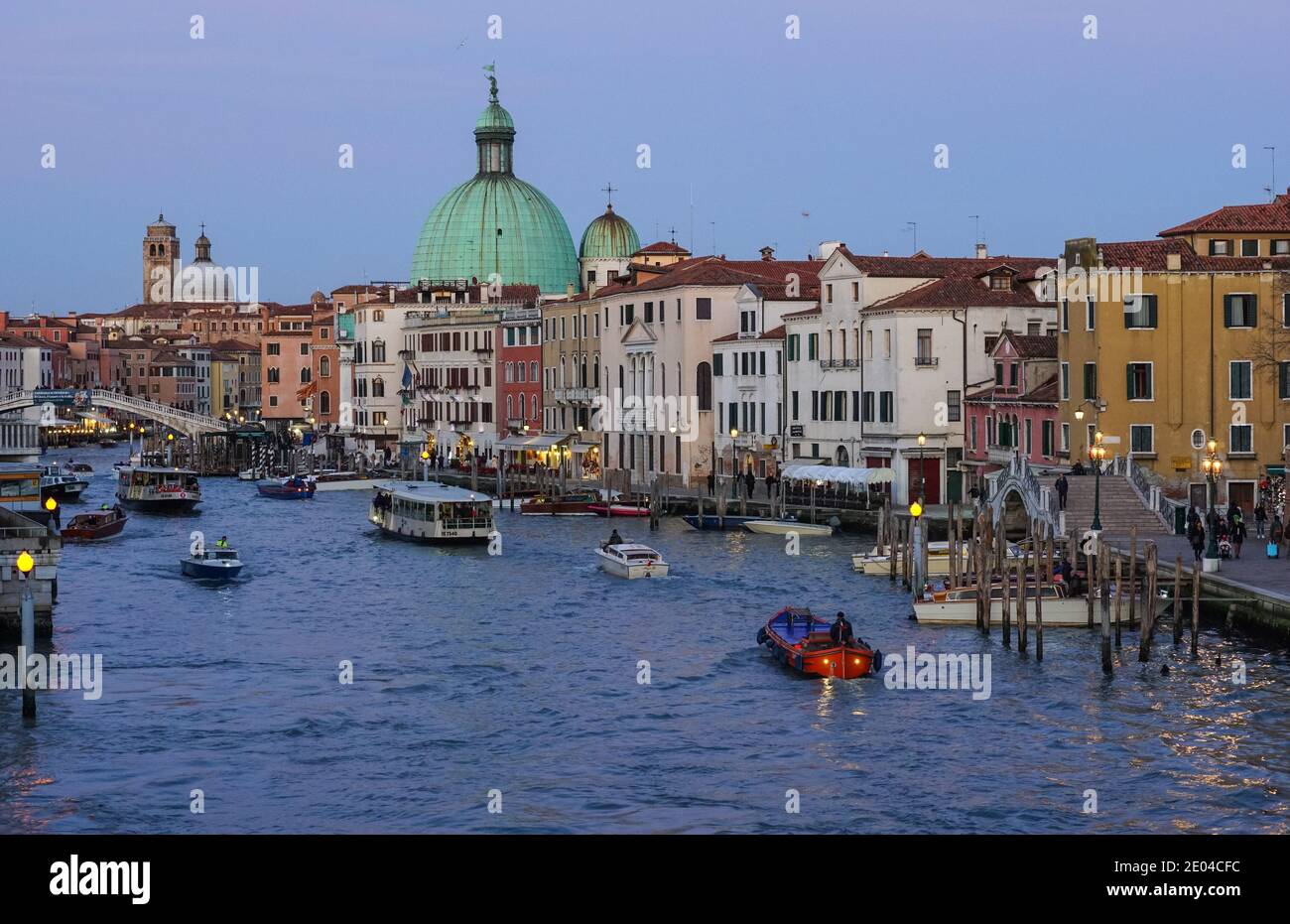 Il Canal Grande al tramonto visto dal Ponte della Costituzione a Venezia, Italia Foto Stock