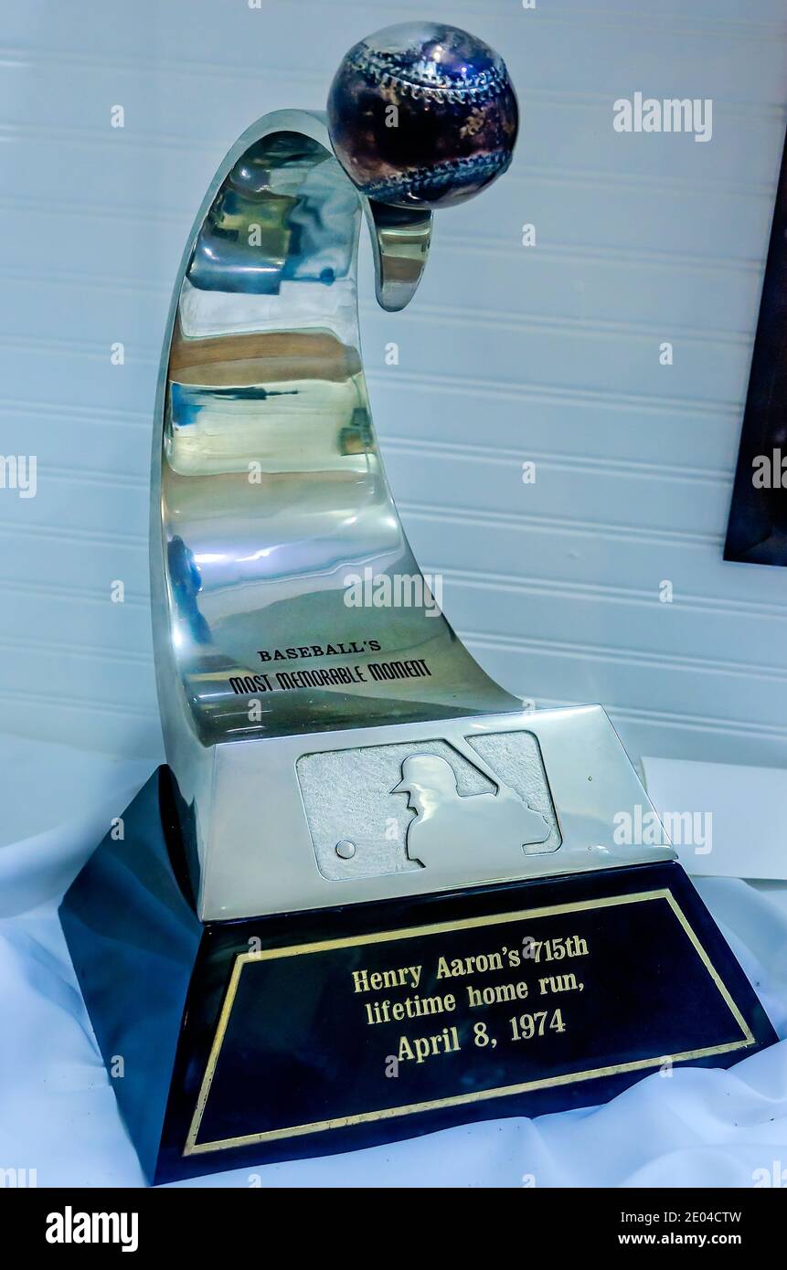Un trofeo per la 715a casa di Hank Aaron è esposto alla Hank Aaron Childhood Home and Museum, 23 agosto 2017, a Mobile., Alabama. Foto Stock