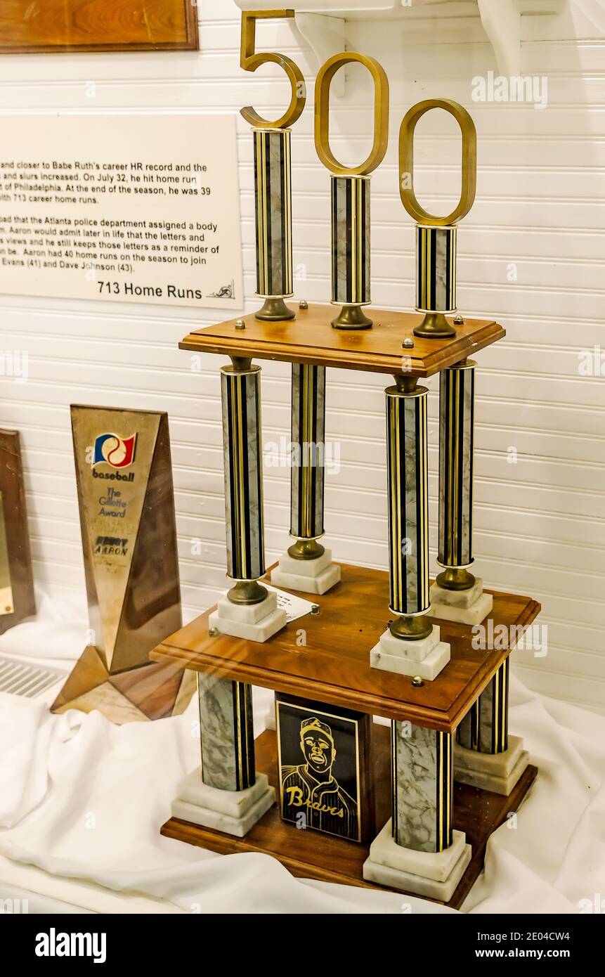 La casa e museo dell'infanzia Hank Aaron espone cimeli della vita del giocatore di baseball, incluso un trofeo per la sua 500a casa. Foto Stock