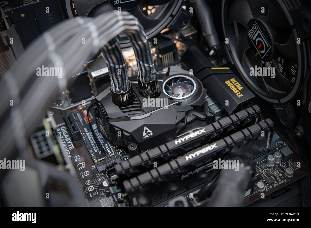 Sarajevo, Bosnia-Erzegovina - 29 dicembre 2020: Montaggio della pompa di raffreddamento ad acqua All-in-One Arctic Liquid Freezer II su processore Intel Foto Stock