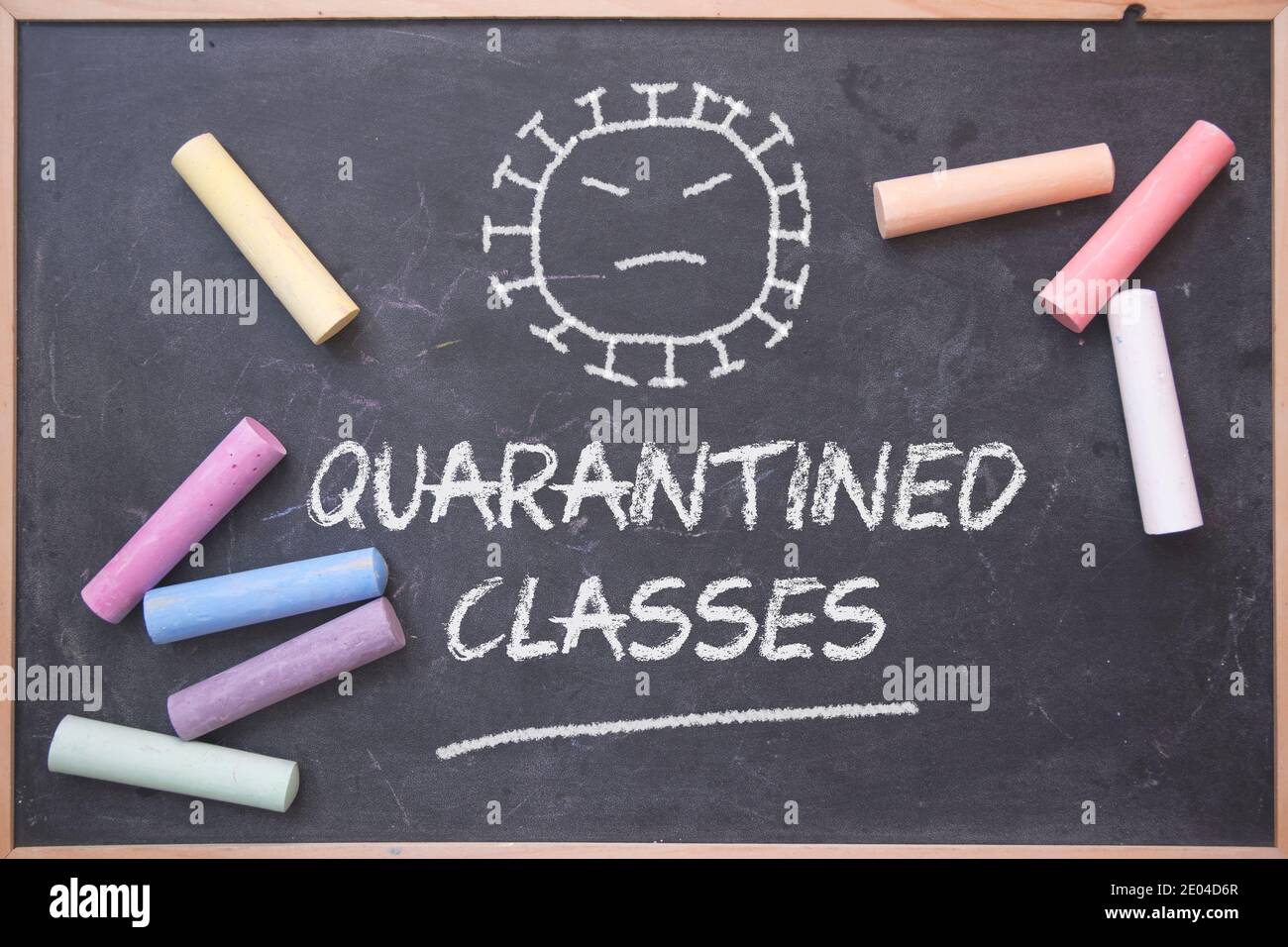 Lavagna in una classe in quarantena a causa della pandemia del coronavirus. Concetto di istruzione. Foto Stock