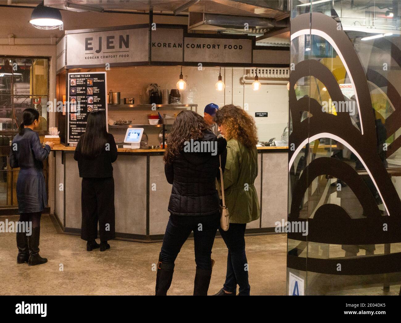 Ejen Korean cibo di comfort nel parco Industry City Sunset Brooklyn, New York Foto Stock