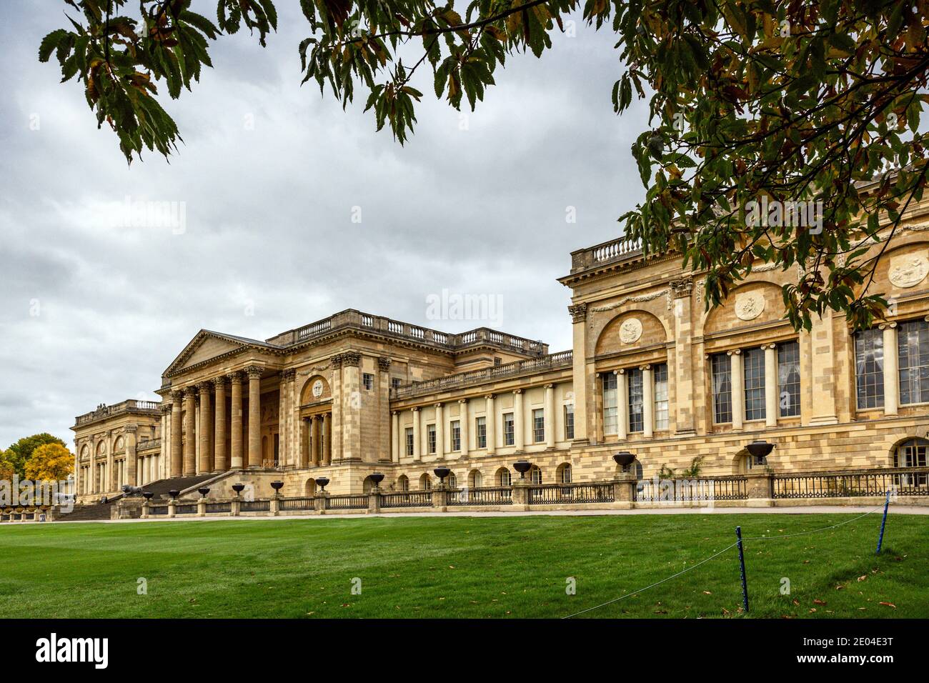 La facciata meridionale del grado i ha elencato Stowe House, Buckinghamshire, Inghilterra, Regno Unito Foto Stock