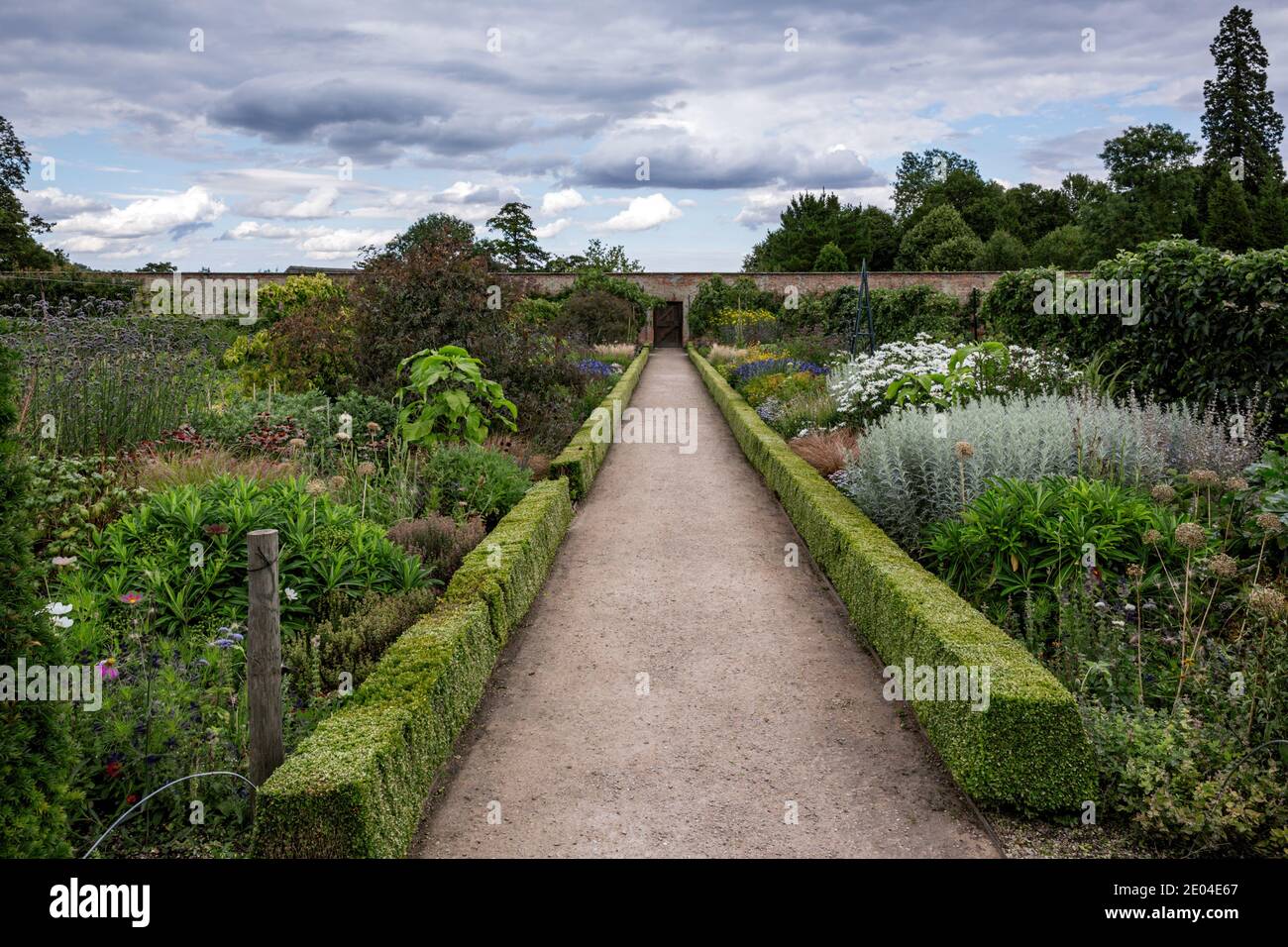 Il giardino murato di Wimpole Hall, una casa di campagna situata nella tenuta di Wimpole, Cambridgeshire, Inghilterra. Foto Stock