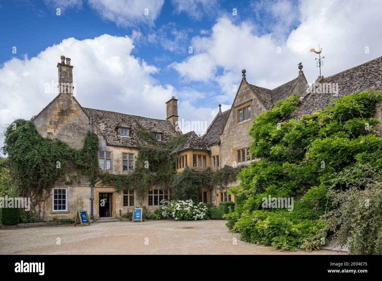 I bellissimi giardini in estate al Hidcote Manor Garden nel Cotswolds, Hidcote, Gloucestershire, Inghilterra. Foto Stock