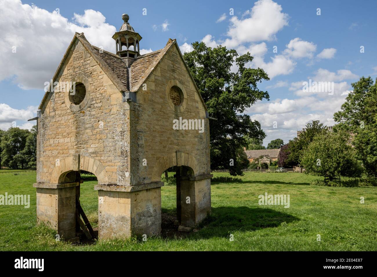 Una colombaia vicino a Chastleton House, una casa di campagna giacobea situata a Chastleton vicino a Moreton-in-Marsh, Oxfordshire. Foto Stock