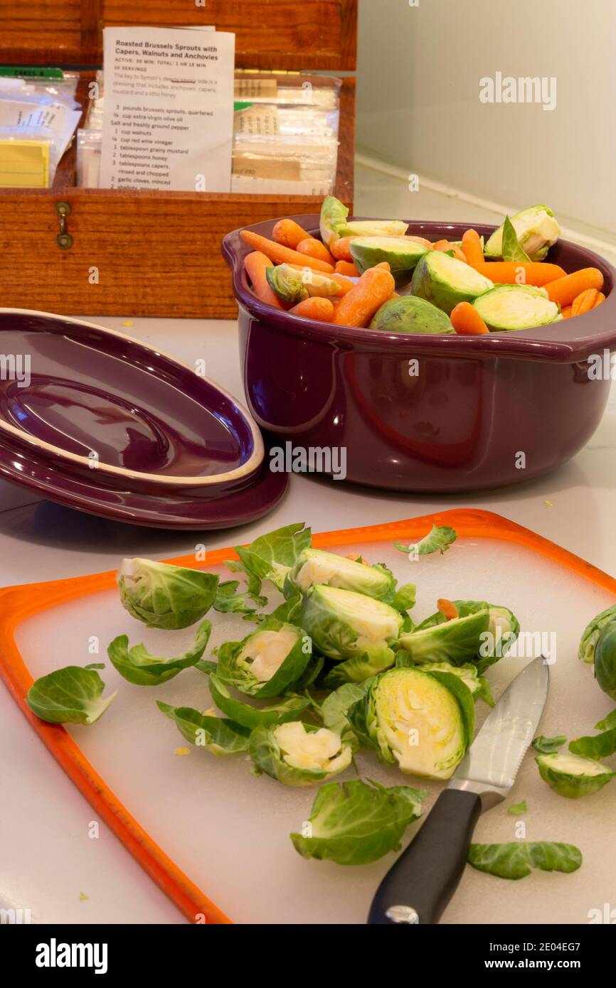 Il banco della cucina residenziale è pieno di preparazione dei pasti, Stati Uniti Foto Stock