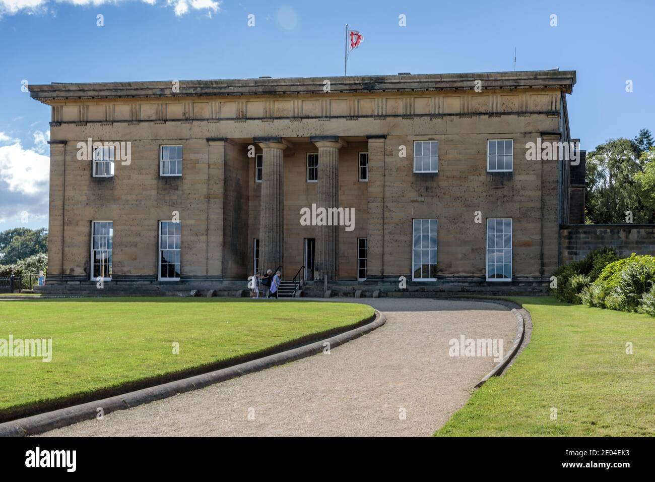 Portico d'ingresso a Belsay Hall, Northumberland, Inghilterra, Regno Unito Foto Stock