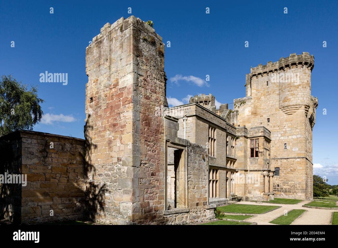 Belsay Castle, una torre di peluche del XIV secolo, e più tardi edifici domestici, nei terreni di Belsay Hall, Northumberland, Inghilterra, Regno Unito Foto Stock
