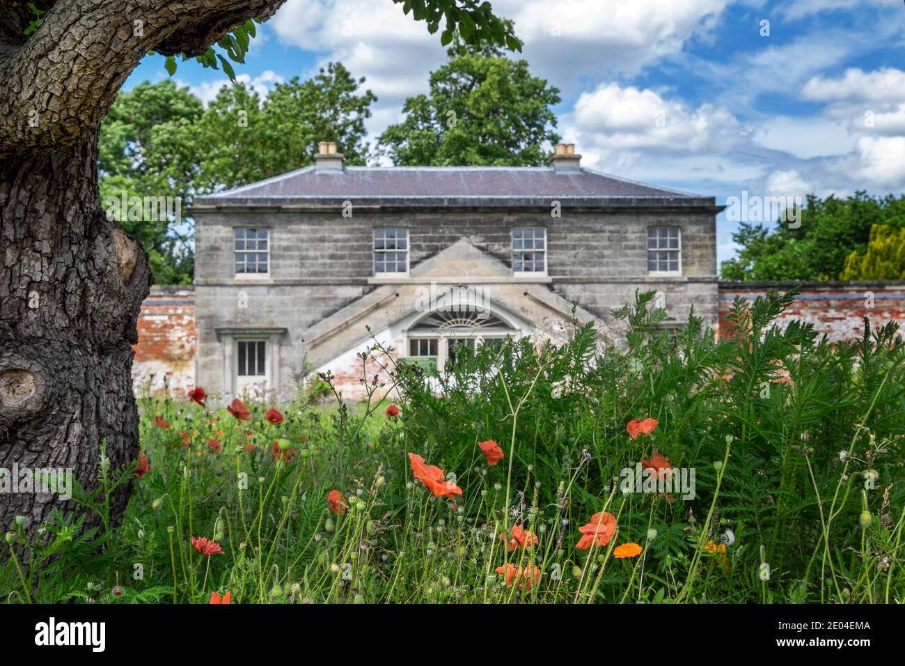 Il giardino recintato e la casa del giardiniere capo, situato nei terreni della Shugborough Estate, vicino a Stafford, Staffordshire, Inghilterra, Regno Unito Foto Stock