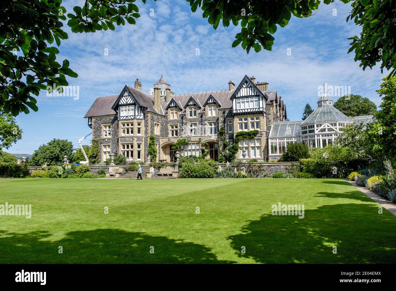 Bodnant Hall al Bodnant Garden, situato con vista sulla Conwy Valley, Galles, Regno Unito. Foto Stock