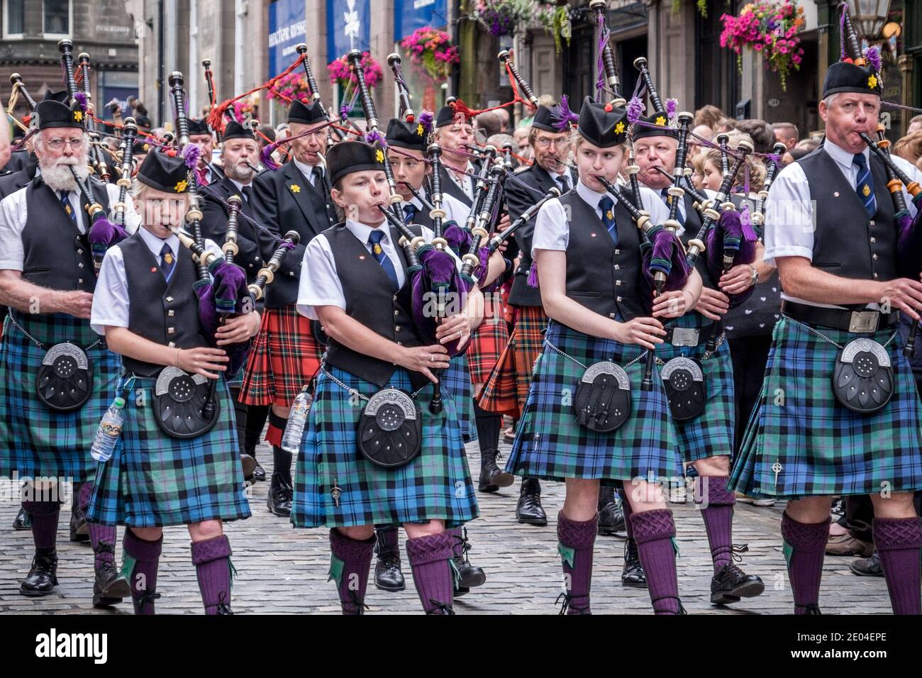 Pipefest Parade al Festival di Edimburgo Fringe lungo il Royal Miglio Foto Stock