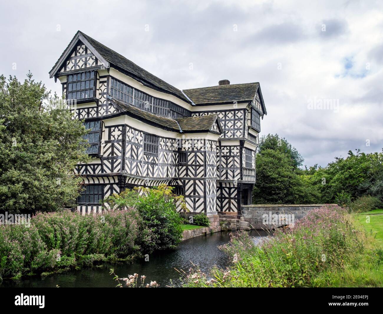 Little Moreton Hall, una casa in legno circondata Tudor maniero ormeggiato vicino a Congleton, Cheshire, di proprietà del National Trust Foto Stock