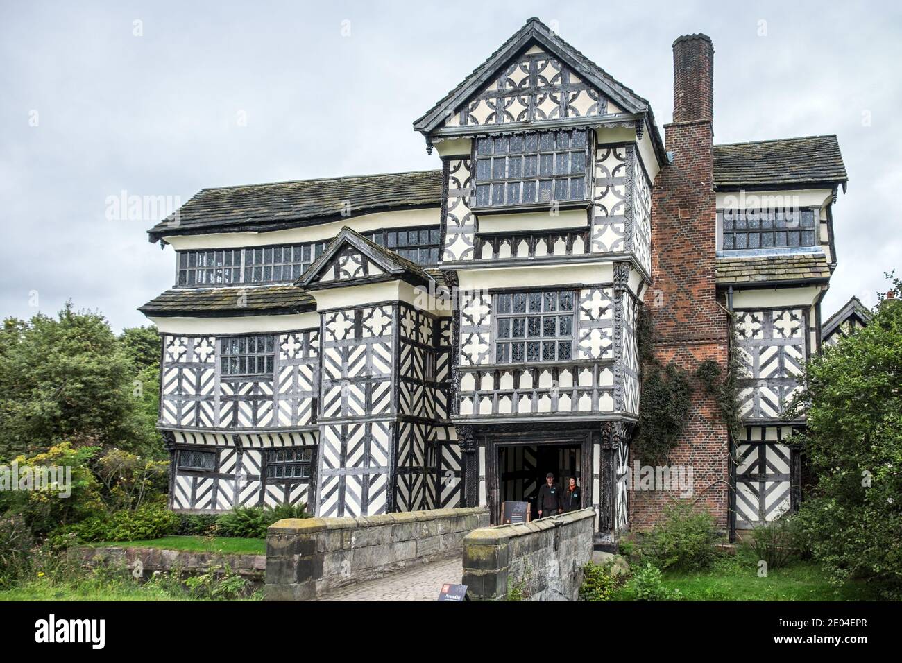 Little Moreton Hall, una casa in legno circondata Tudor maniero ormeggiato vicino a Congleton, Cheshire, di proprietà del National Trust Foto Stock