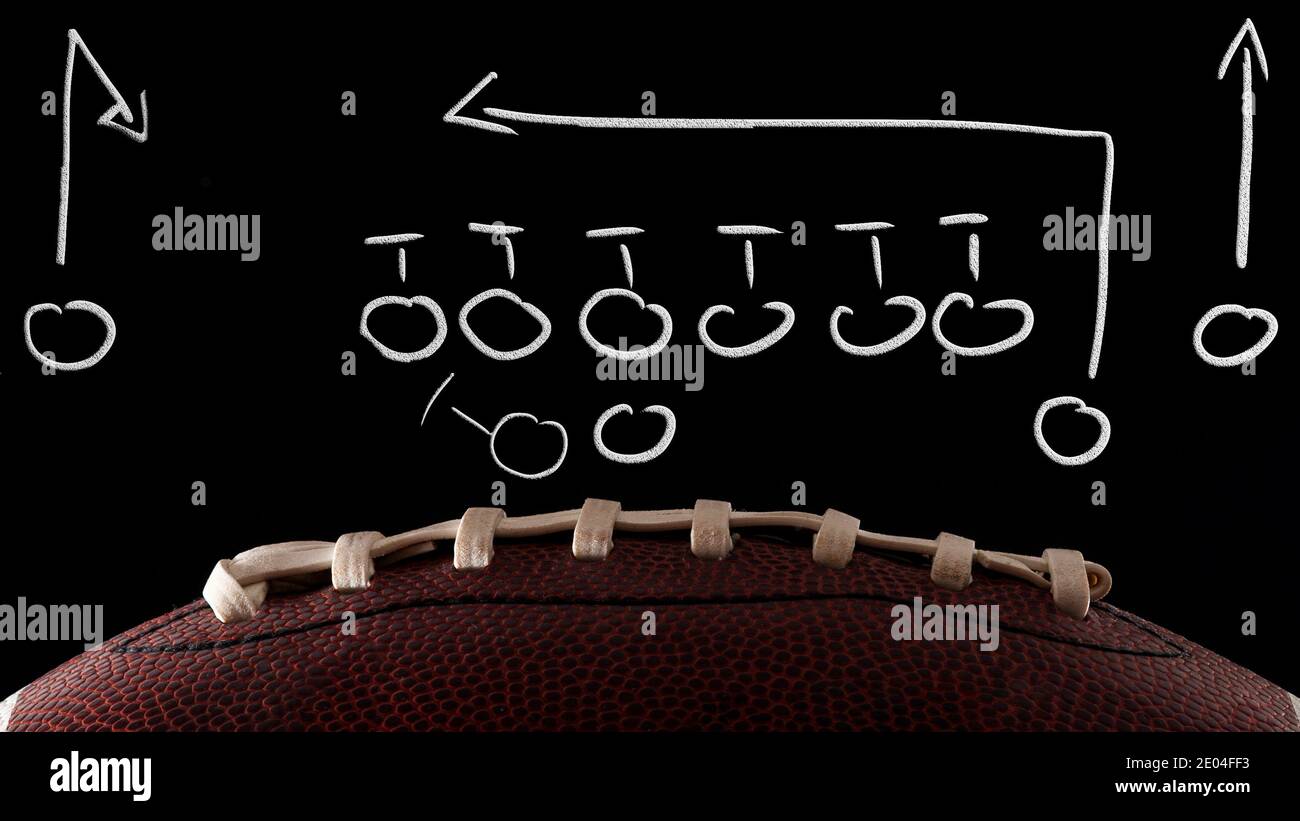Schema tattico di calcio americano, coaching sportivo e concetto di gioco offensivo con una palla di fronte a una lavagna con un disegno piano di gioco fatto dal Foto Stock