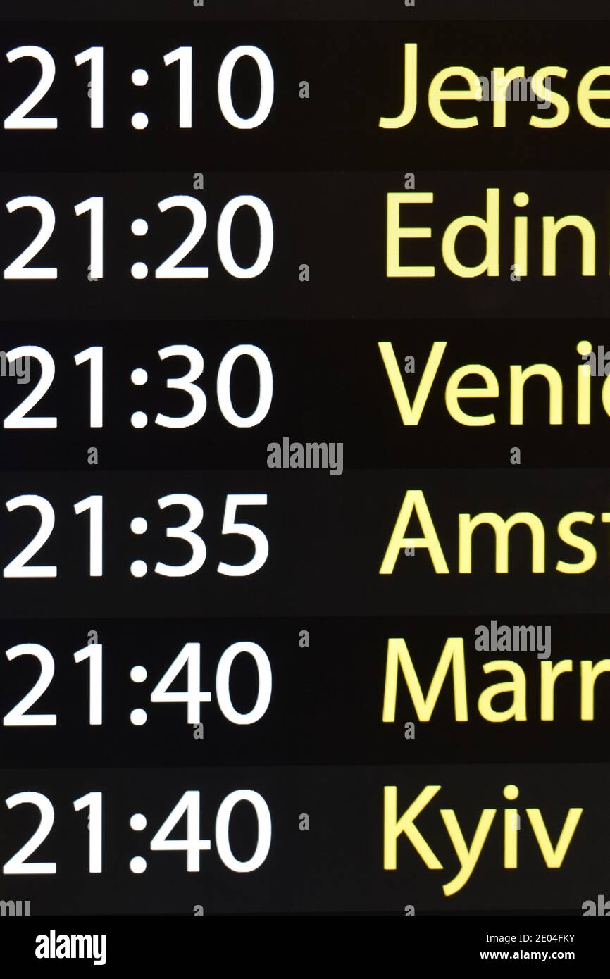 Dettaglio della tavola di partenza dell’aeroporto che mostra gli orari dei voli e le città di destinazione in formato verticale Foto Stock