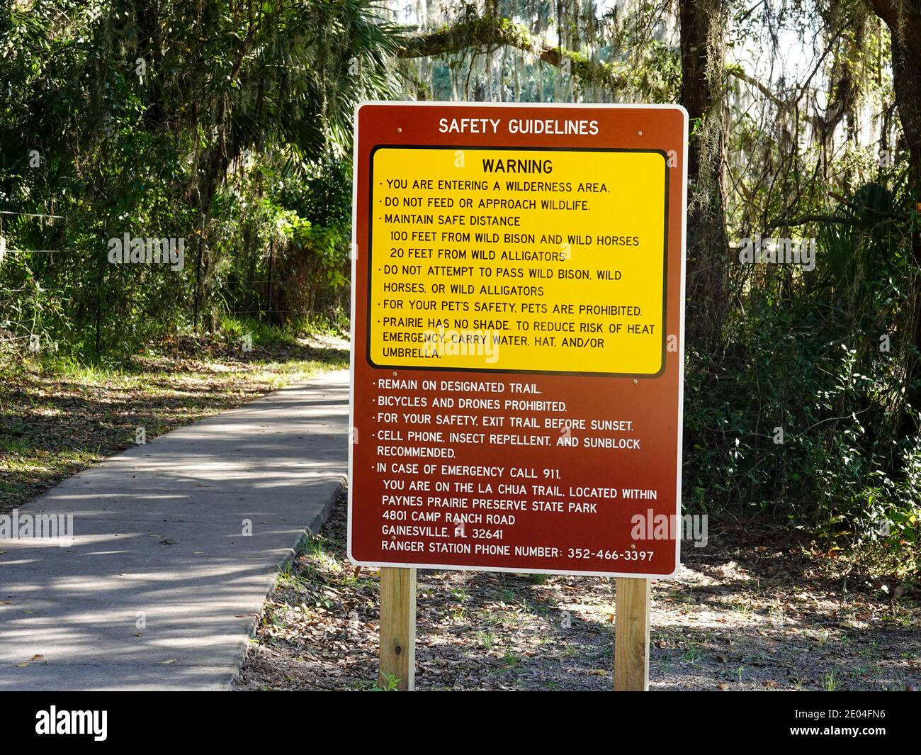 Le linee guida sulla sicurezza indicheranno ai visitatori di osservare gli animali selvatici nel parco, il LaChua Trail, il Paynes Prairie Preserve state Park, Gainesville, Florida, USA. Foto Stock