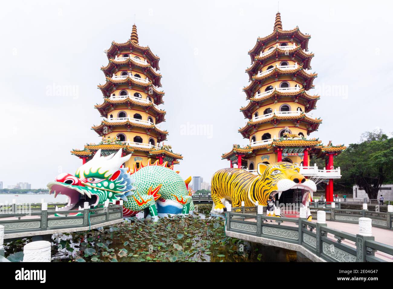 Il Drago e la Tigre pagode in Kaohsiung Taiwan Foto Stock