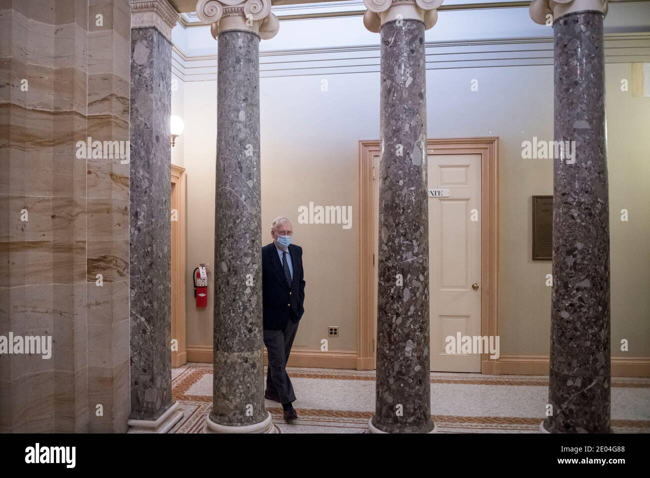 Il leader della maggioranza del Senato degli Stati Uniti Mitch McConnell (Repubblicano del Kentucky) va dal suo ufficio alla camera del Senato mentre il Senato si prepara ad aggiornare per il giorno al Campidoglio degli Stati Uniti, senza un voto override sul National Defense Authorization Act (NDAA), a Washington, DC, martedì 29 dicembre 2020. Credito: Rod Lammey/CNP /MediaPunch Foto Stock