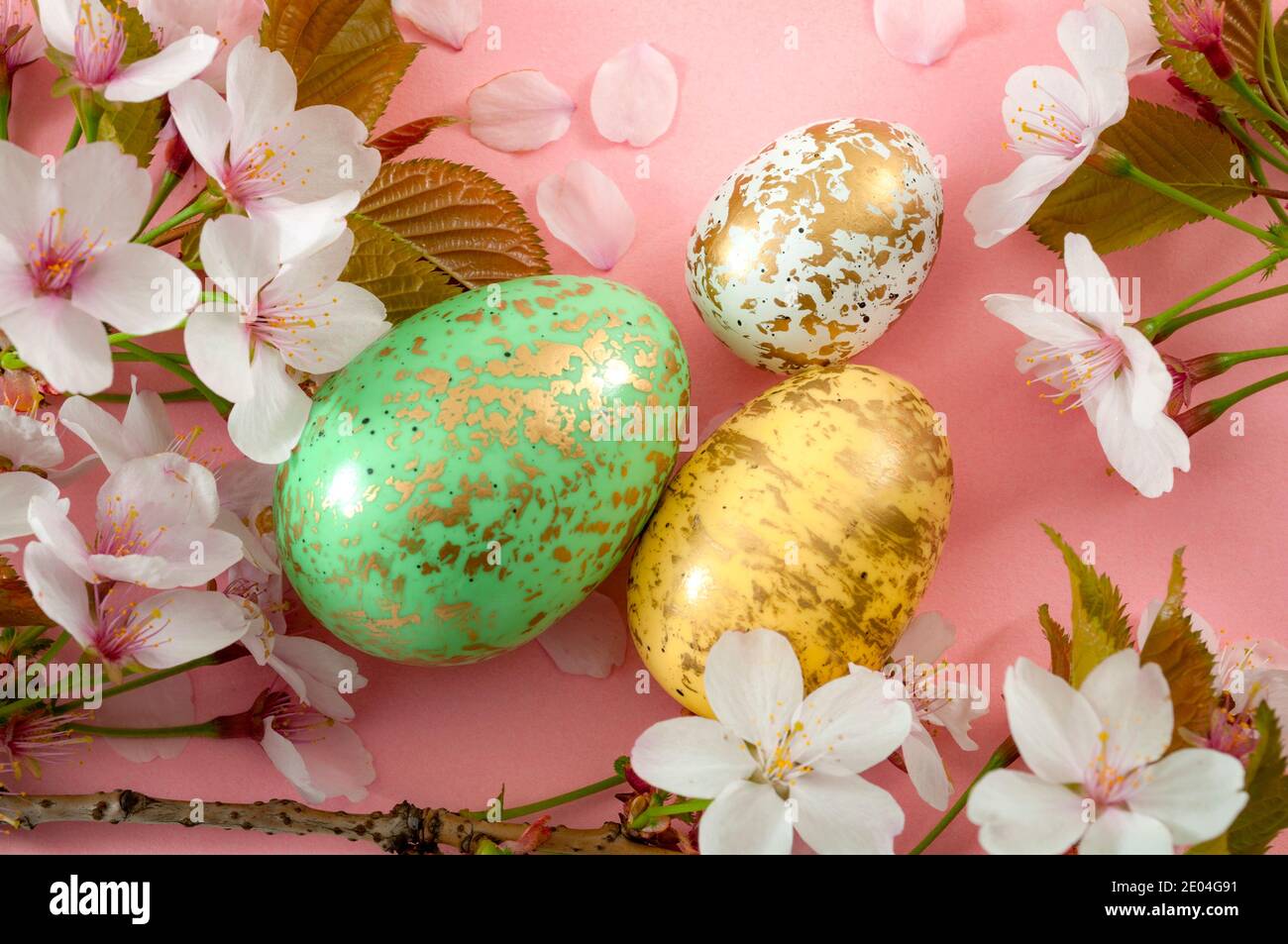Cristianesimo, festa religiosa di primavera e tradizione cristiana concetto tema con primo piano su un gruppo di colorate uova di Pasqua tinte in colori pastello wi Foto Stock