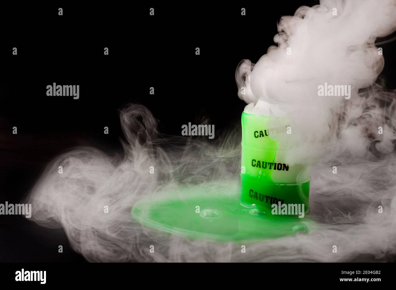 Concetto di scorie nucleari, residui tossici e inquinamento ambientale con barile di sostanza corrosiva, liquido radioattivo verde che fuoriesce, dang Foto Stock